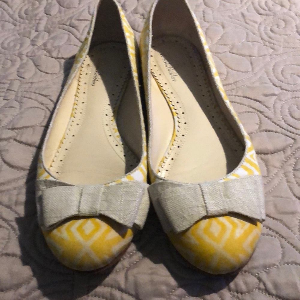 Brooks Brothers yellow and beige flats size 9